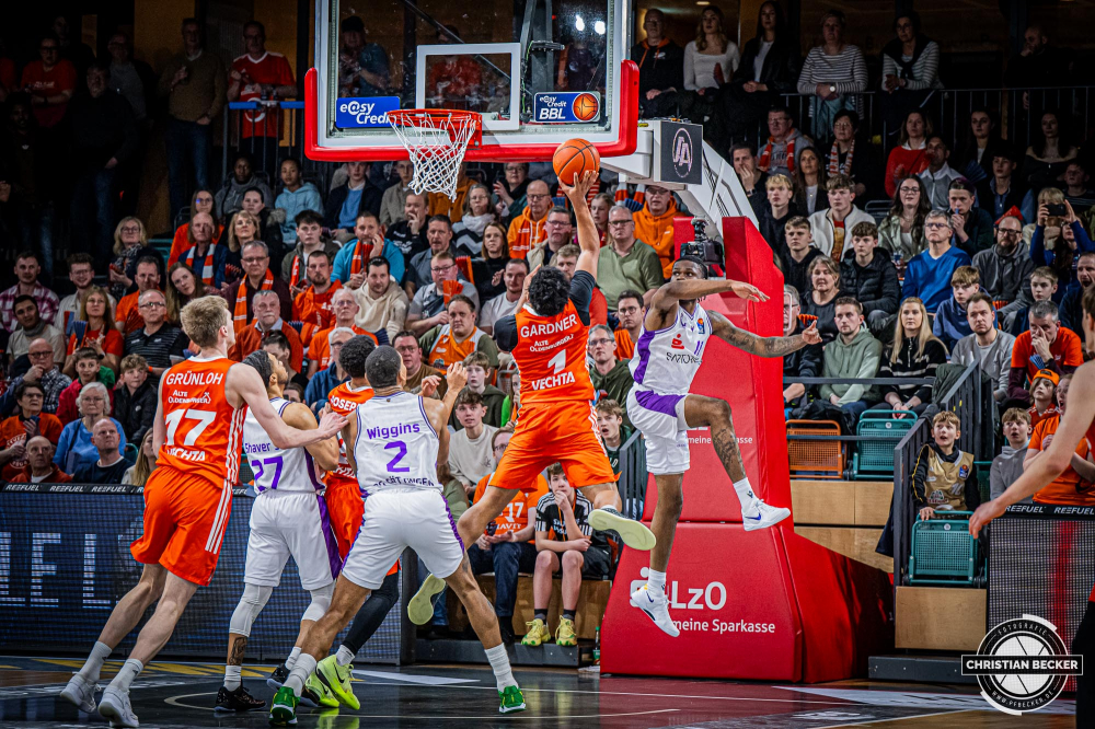1. Basketball Bundesliga, easyCredit BBL, Saison 2024/2025, Herren, Hauptrunde, 22. Spieltag, 01.03.2025, RASTA Vechta - BG Göttingen
Jayden Gardner (#1 - RASTA Vechta) beim Korbleger
Schlüsselwörter: 01.03.2025;1. Bundesliga;22. Spieltag;BBL;BG;Basketball;Göttingen;Hauptrunde;Liga;RASTA;RASTA Dome;Saison 2024/2025;Vechta;easycredit