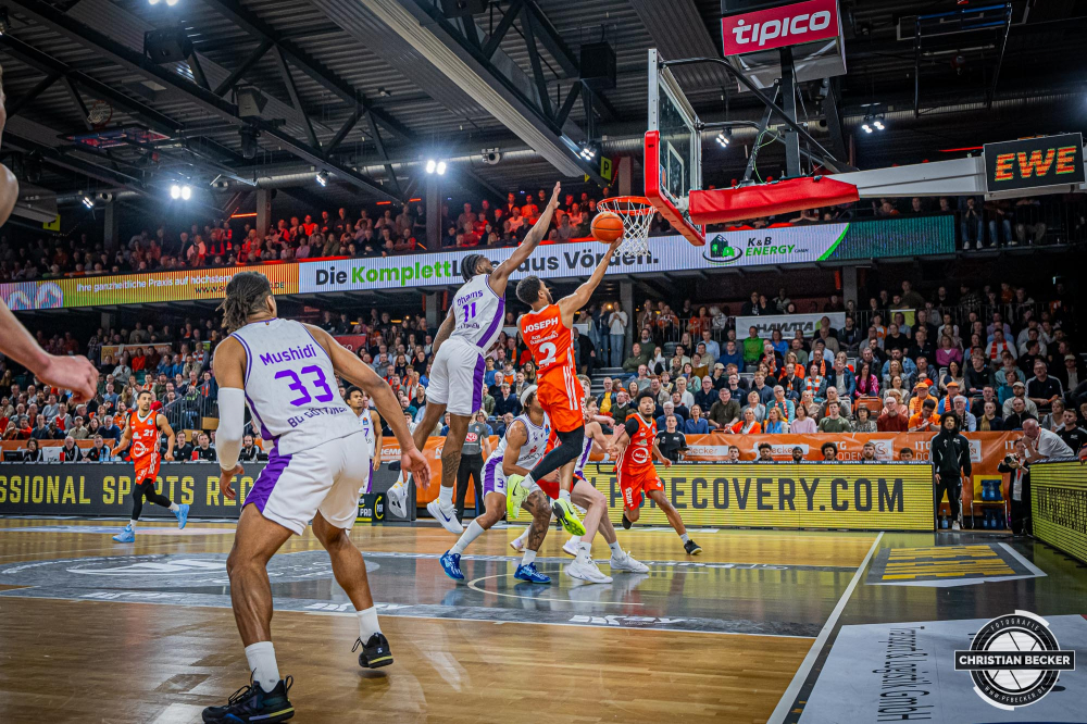 1. Basketball Bundesliga, easyCredit BBL, Saison 2024/2025, Herren, Hauptrunde, 22. Spieltag, 01.03.2025, RASTA Vechta - BG Göttingen
Yasiin Joseph (#2 - RASTA Vechta) beim Korbleger
Schlüsselwörter: 01.03.2025;1. Bundesliga;22. Spieltag;BBL;BG;Basketball;Göttingen;Hauptrunde;Liga;RASTA;RASTA Dome;Saison 2024/2025;Vechta;easycredit