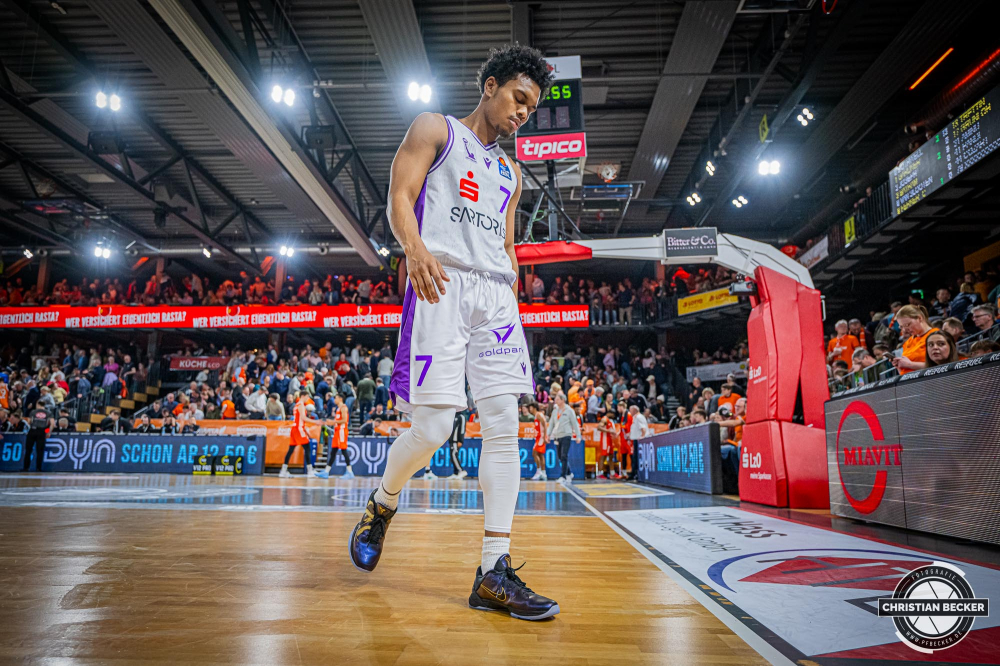 1. Basketball Bundesliga, easyCredit BBL, Saison 2024/2025, Herren, Hauptrunde, 22. Spieltag, 01.03.2025, RASTA Vechta - BG Göttingen
Tra Holder (#7 - BG Göttingen) während der Partie
Schlüsselwörter: 01.03.2025;1. Bundesliga;22. Spieltag;BBL;BG;Basketball;Göttingen;Hauptrunde;Liga;RASTA;RASTA Dome;Saison 2024/2025;Vechta;easycredit