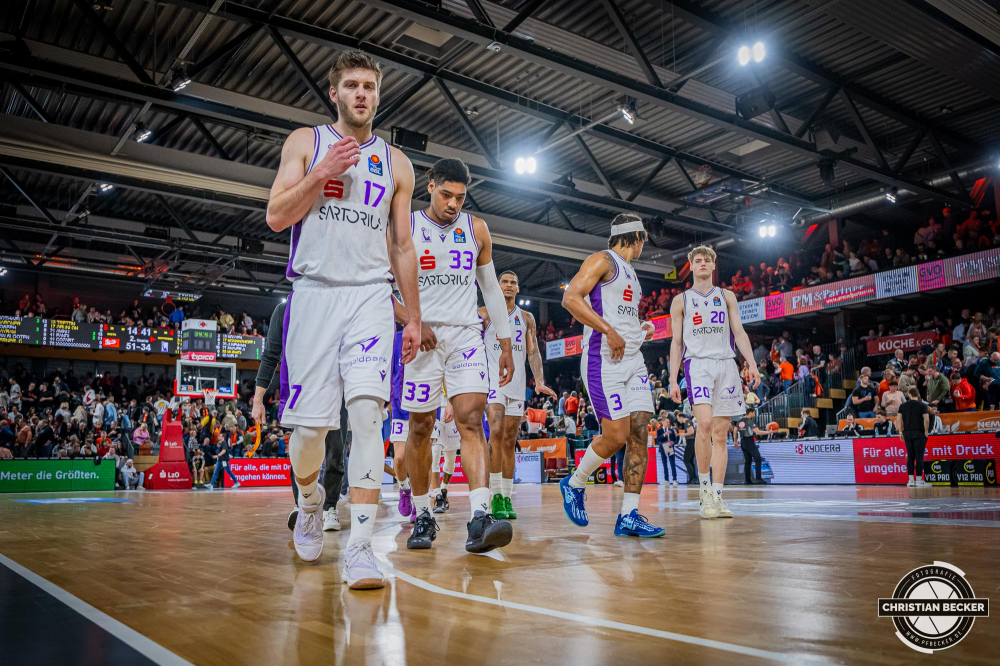 1. Basketball Bundesliga, easyCredit BBL, Saison 2024/2025, Herren, Hauptrunde, 22. Spieltag, 01.03.2025, RASTA Vechta - BG Göttingen
Das Team der BG Göttingen während der Partie
Schlüsselwörter: 01.03.2025;1. Bundesliga;22. Spieltag;BBL;BG;Basketball;Göttingen;Hauptrunde;Liga;RASTA;RASTA Dome;Saison 2024/2025;Vechta;easycredit