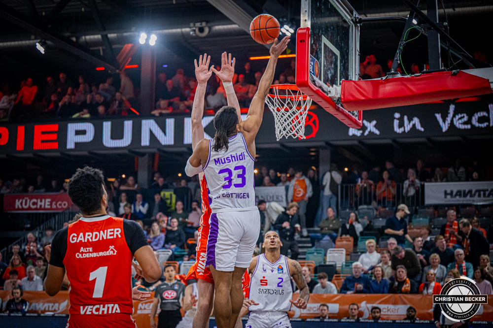 1. Basketball Bundesliga, easyCredit BBL, Saison 2024/2025, Herren, Hauptrunde, 22. Spieltag, 01.03.2025, RASTA Vechta - BG Göttingen
Kostja Mushidi (#33 - BG Göttingen) beim Korbleger
Schlüsselwörter: 01.03.2025;1. Bundesliga;22. Spieltag;BBL;BG;Basketball;Göttingen;Hauptrunde;Liga;RASTA;RASTA Dome;Saison 2024/2025;Vechta;easycredit