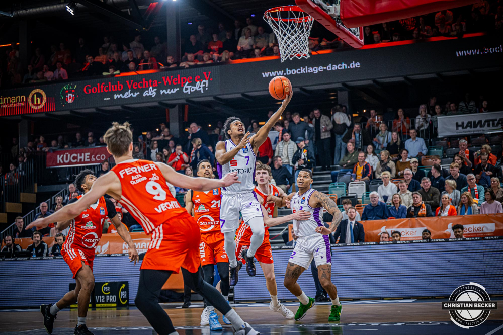 1. Basketball Bundesliga, easyCredit BBL, Saison 2024/2025, Herren, Hauptrunde, 22. Spieltag, 01.03.2025, RASTA Vechta - BG Göttingen
Tra Holder (#7 - BG Göttingen) beim Korbleger
Schlüsselwörter: 01.03.2025;1. Bundesliga;22. Spieltag;BBL;BG;Basketball;Göttingen;Hauptrunde;Liga;RASTA;RASTA Dome;Saison 2024/2025;Vechta;easycredit