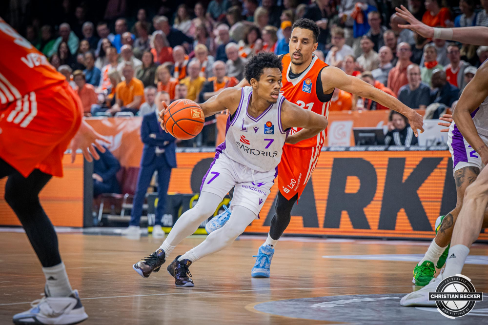 1. Basketball Bundesliga, easyCredit BBL, Saison 2024/2025, Herren, Hauptrunde, 22. Spieltag, 01.03.2025, RASTA Vechta - BG Göttingen
Tra Holder (#7 - BG Göttingen) in Aktion
Schlüsselwörter: 01.03.2025;1. Bundesliga;22. Spieltag;BBL;BG;Basketball;Göttingen;Hauptrunde;Liga;RASTA;RASTA Dome;Saison 2024/2025;Vechta;easycredit