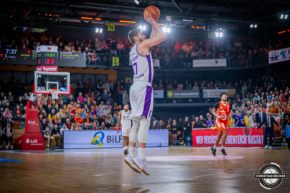 1. Basketball Bundesliga, easyCredit BBL, Saison 2024/2025, Herren, Hauptrunde, 22. Spieltag, 01.03.2025, RASTA Vechta - BG Göttingen
Mathis Mönninghoff (#17 - BG Göttingen) beim Jumpshot
Schlüsselwörter: 01.03.2025;1. Bundesliga;22. Spieltag;BBL;BG;Basketball;Göttingen;Hauptrunde;Liga;RASTA;RASTA Dome;Saison 2024/2025;Vechta;easycredit