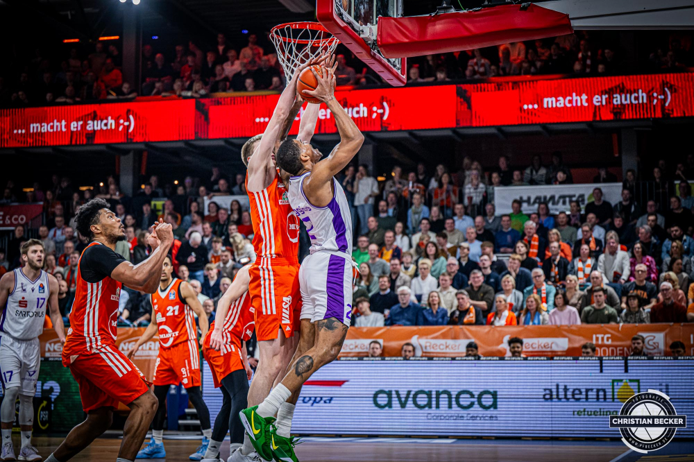 1. Basketball Bundesliga, easyCredit BBL, Saison 2024/2025, Herren, Hauptrunde, 22. Spieltag, 01.03.2025, RASTA Vechta - BG Göttingen
Demajeo Wiggins (#2 - BG Göttingen) beim Korbleger geblock von Johann Grünloh (#17 - RASTA Vechta)
Schlüsselwörter: 01.03.2025;1. Bundesliga;22. Spieltag;BBL;BG;Basketball;Göttingen;Hauptrunde;Liga;RASTA;RASTA Dome;Saison 2024/2025;Vechta;easycredit