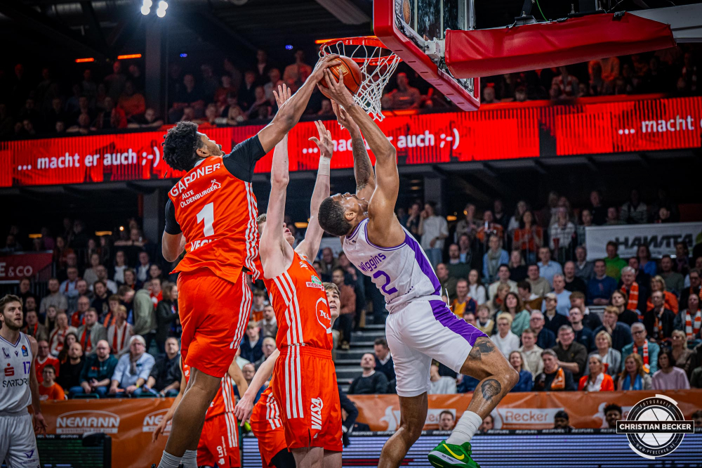 1. Basketball Bundesliga, easyCredit BBL, Saison 2024/2025, Herren, Hauptrunde, 22. Spieltag, 01.03.2025, RASTA Vechta - BG Göttingen
Demajeo Wiggins (#2 - BG Göttingen) beim Korbleger geblockt von Jayden Gardner (#1 - RASTA Vechta)
Schlüsselwörter: 01.03.2025;1. Bundesliga;22. Spieltag;BBL;BG;Basketball;Göttingen;Hauptrunde;Liga;RASTA;RASTA Dome;Saison 2024/2025;Vechta;easycredit