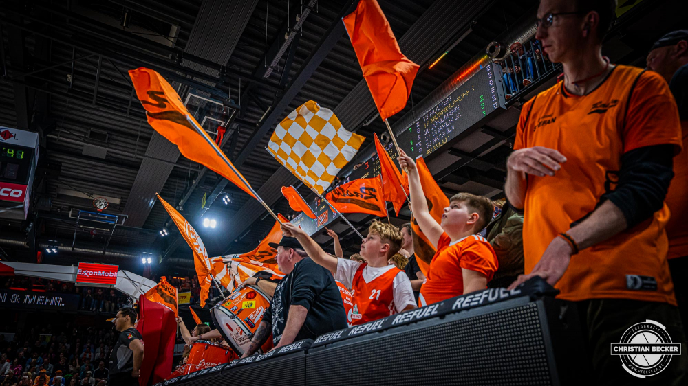 1. Basketball Bundesliga, easyCredit BBL, Saison 2024/2025, Herren, Hauptrunde, 22. Spieltag, 01.03.2025, RASTA Vechta - BG Göttingen
Klettverschluss (Fanclub - RASTA Vechta) während der Partie
Schlüsselwörter: 01.03.2025;1. Bundesliga;22. Spieltag;BBL;BG;Basketball;Göttingen;Hauptrunde;Liga;RASTA;RASTA Dome;Saison 2024/2025;Vechta;easycredit