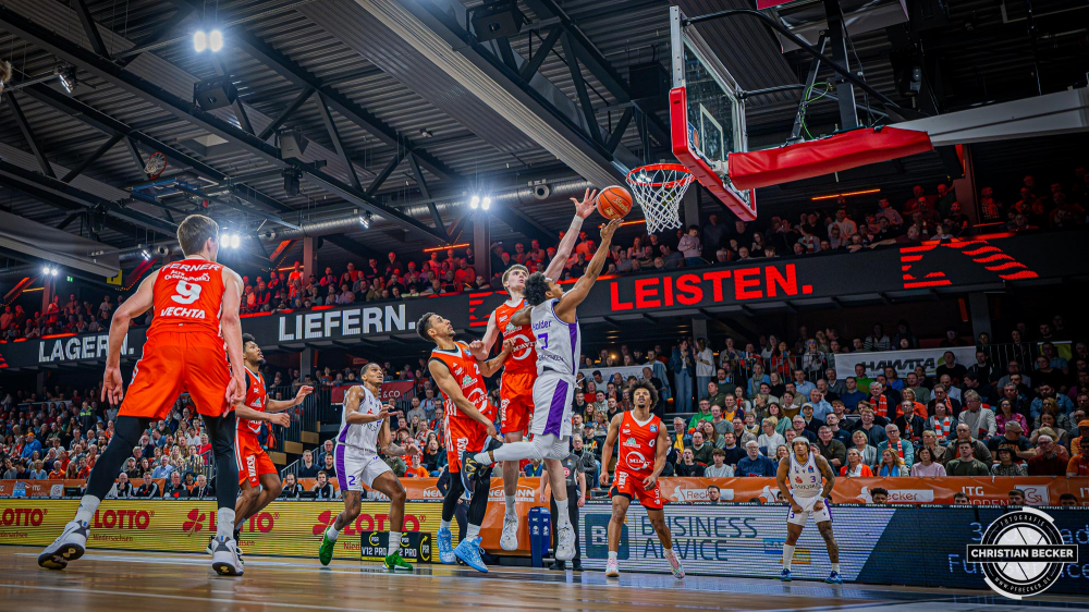 1. Basketball Bundesliga, easyCredit BBL, Saison 2024/2025, Herren, Hauptrunde, 22. Spieltag, 01.03.2025, RASTA Vechta - BG Göttingen
Tra Holder (#7 - BG Göttingen) beim Korbleger
Schlüsselwörter: 01.03.2025;1. Bundesliga;22. Spieltag;BBL;BG;Basketball;Göttingen;Hauptrunde;Liga;RASTA;RASTA Dome;Saison 2024/2025;Vechta;easycredit