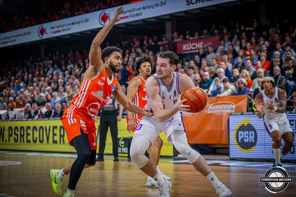 1. Basketball Bundesliga, easyCredit BBL, Saison 2024/2025, Herren, Hauptrunde, 22. Spieltag, 01.03.2025, RASTA Vechta - BG Göttingen
Jimmy Boeheim (#0 - BG Göttingen) in Aktion gegen Yasiin Joseph (#2 - RASTA Vechta)
Schlüsselwörter: 01.03.2025;1. Bundesliga;22. Spieltag;BBL;BG;Basketball;Göttingen;Hauptrunde;Liga;RASTA;RASTA Dome;Saison 2024/2025;Vechta;easycredit