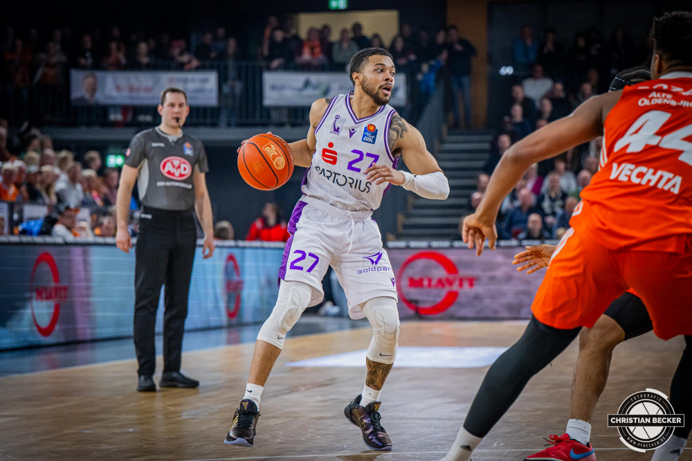 1. Basketball Bundesliga, easyCredit BBL, Saison 2024/2025, Herren, Hauptrunde, 22. Spieltag, 01.03.2025, RASTA Vechta - BG Göttingen
Marcus Shaver Jr. (#27 - BG Göttingen) in Aktion
Schlüsselwörter: 01.03.2025;1. Bundesliga;22. Spieltag;BBL;BG;Basketball;Göttingen;Hauptrunde;Liga;RASTA;RASTA Dome;Saison 2024/2025;Vechta;easycredit