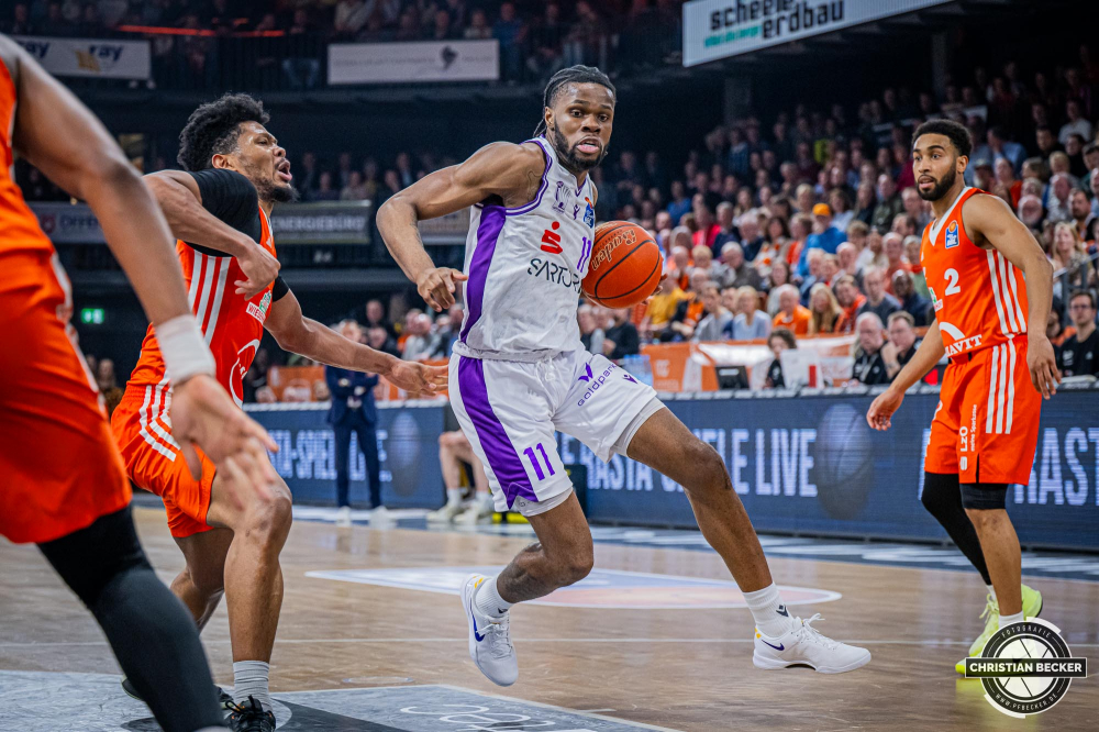 1. Basketball Bundesliga, easyCredit BBL, Saison 2024/2025, Herren, Hauptrunde, 22. Spieltag, 01.03.2025, RASTA Vechta - BG Göttingen
Chuba Ohams (#11 - BG Göttingen) in Aktion
Schlüsselwörter: 01.03.2025;1. Bundesliga;22. Spieltag;BBL;BG;Basketball;Göttingen;Hauptrunde;Liga;RASTA;RASTA Dome;Saison 2024/2025;Vechta;easycredit