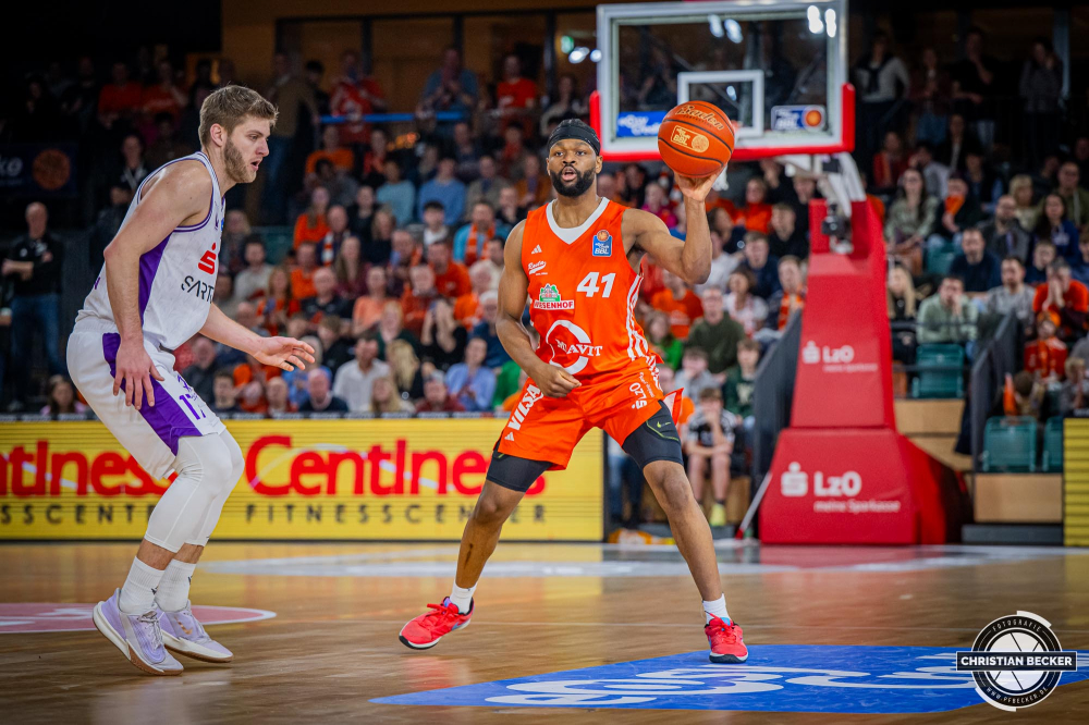 1. Basketball Bundesliga, easyCredit BBL, Saison 2024/2025, Herren, Hauptrunde, 22. Spieltag, 01.03.2025, RASTA Vechta - BG Göttingen
Lloyd Pandi (#41 - RASTA Vechta) in Aktion
Schlüsselwörter: 01.03.2025;1. Bundesliga;22. Spieltag;BBL;BG;Basketball;Göttingen;Hauptrunde;Liga;RASTA;RASTA Dome;Saison 2024/2025;Vechta;easycredit