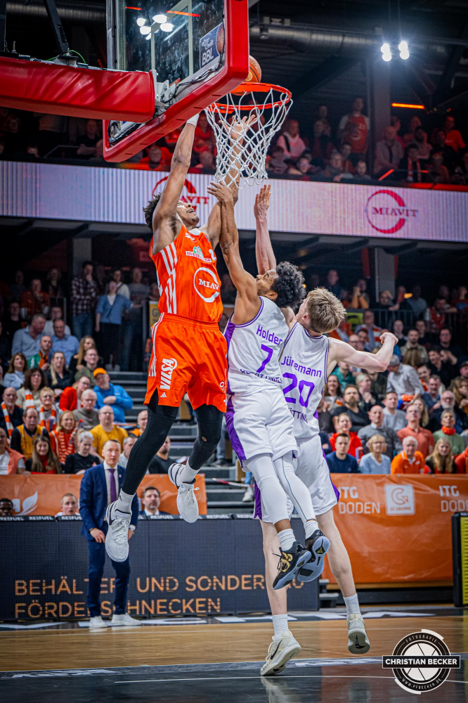 1. Basketball Bundesliga, easyCredit BBL, Saison 2024/2025, Herren, Hauptrunde, 22. Spieltag, 01.03.2025, RASTA Vechta - BG Göttingen
Isaiah Cozart (#44 - RASTA Vechta) beim Dunk
Schlüsselwörter: 01.03.2025;1. Bundesliga;22. Spieltag;BBL;BG;Basketball;Göttingen;Hauptrunde;Liga;RASTA;RASTA Dome;Saison 2024/2025;Vechta;easycredit