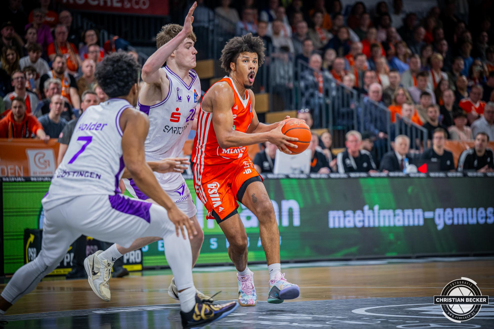 1. Basketball Bundesliga, easyCredit BBL, Saison 2024/2025, Herren, Hauptrunde, 22. Spieltag, 01.03.2025, RASTA Vechta - BG Göttingen
Mike Bothwell (#0 - RASTA Vechta) in Aktion
Schlüsselwörter: 01.03.2025;1. Bundesliga;22. Spieltag;BBL;BG;Basketball;Göttingen;Hauptrunde;Liga;RASTA;RASTA Dome;Saison 2024/2025;Vechta;easycredit