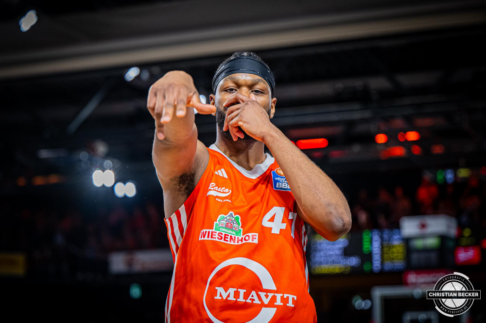 1. Basketball Bundesliga, easyCredit BBL, Saison 2024/2025, Herren, Hauptrunde, 22. Spieltag, 01.03.2025, RASTA Vechta - BG Göttingen
Lloyd Pandi (#41 - RASTA Vechta) zeigt Emotionen während der Partie
Schlüsselwörter: 01.03.2025;1. Bundesliga;22. Spieltag;BBL;BG;Basketball;Göttingen;Hauptrunde;Liga;RASTA;RASTA Dome;Saison 2024/2025;Vechta;easycredit