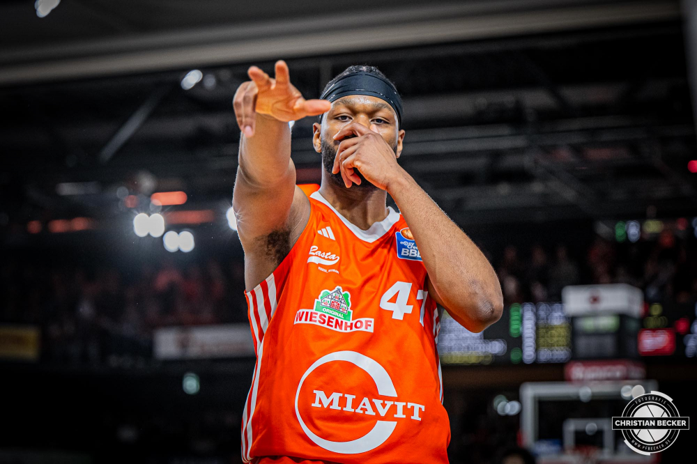 1. Basketball Bundesliga, easyCredit BBL, Saison 2024/2025, Herren, Hauptrunde, 22. Spieltag, 01.03.2025, RASTA Vechta - BG Göttingen
Lloyd Pandi (#41 - RASTA Vechta) zeigt Emotionen während der Partie
Schlüsselwörter: 01.03.2025;1. Bundesliga;22. Spieltag;BBL;BG;Basketball;Göttingen;Hauptrunde;Liga;RASTA;RASTA Dome;Saison 2024/2025;Vechta;easycredit