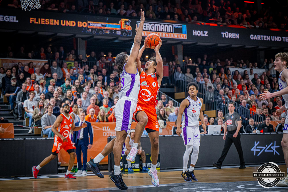 1. Basketball Bundesliga, easyCredit BBL, Saison 2024/2025, Herren, Hauptrunde, 22. Spieltag, 01.03.2025, RASTA Vechta - BG Göttingen
Mike Bothwell (#0 - RASTA Vechta) in Aktion
Schlüsselwörter: 01.03.2025;1. Bundesliga;22. Spieltag;BBL;BG;Basketball;Göttingen;Hauptrunde;Liga;RASTA;RASTA Dome;Saison 2024/2025;Vechta;easycredit