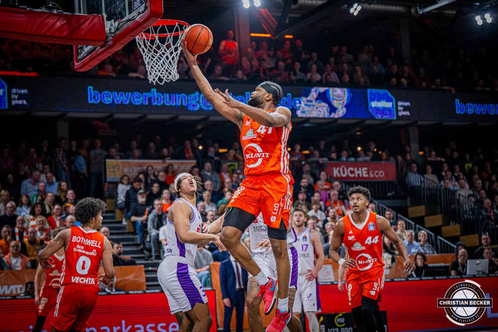 1. Basketball Bundesliga, easyCredit BBL, Saison 2024/2025, Herren, Hauptrunde, 22. Spieltag, 01.03.2025, RASTA Vechta - BG Göttingen
Lloyd Pandi (#41 - RASTA Vechta) beim Korbleger
Schlüsselwörter: 01.03.2025;1. Bundesliga;22. Spieltag;BBL;BG;Basketball;Göttingen;Hauptrunde;Liga;RASTA;RASTA Dome;Saison 2024/2025;Vechta;easycredit