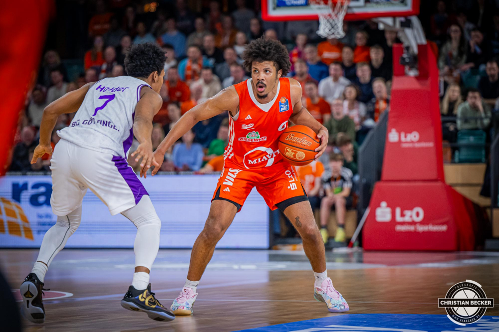 1. Basketball Bundesliga, easyCredit BBL, Saison 2024/2025, Herren, Hauptrunde, 22. Spieltag, 01.03.2025, RASTA Vechta - BG Göttingen
Mike Bothwell (#0 - RASTA Vechta) in Aktion
Schlüsselwörter: 01.03.2025;1. Bundesliga;22. Spieltag;BBL;BG;Basketball;Göttingen;Hauptrunde;Liga;RASTA;RASTA Dome;Saison 2024/2025;Vechta;easycredit