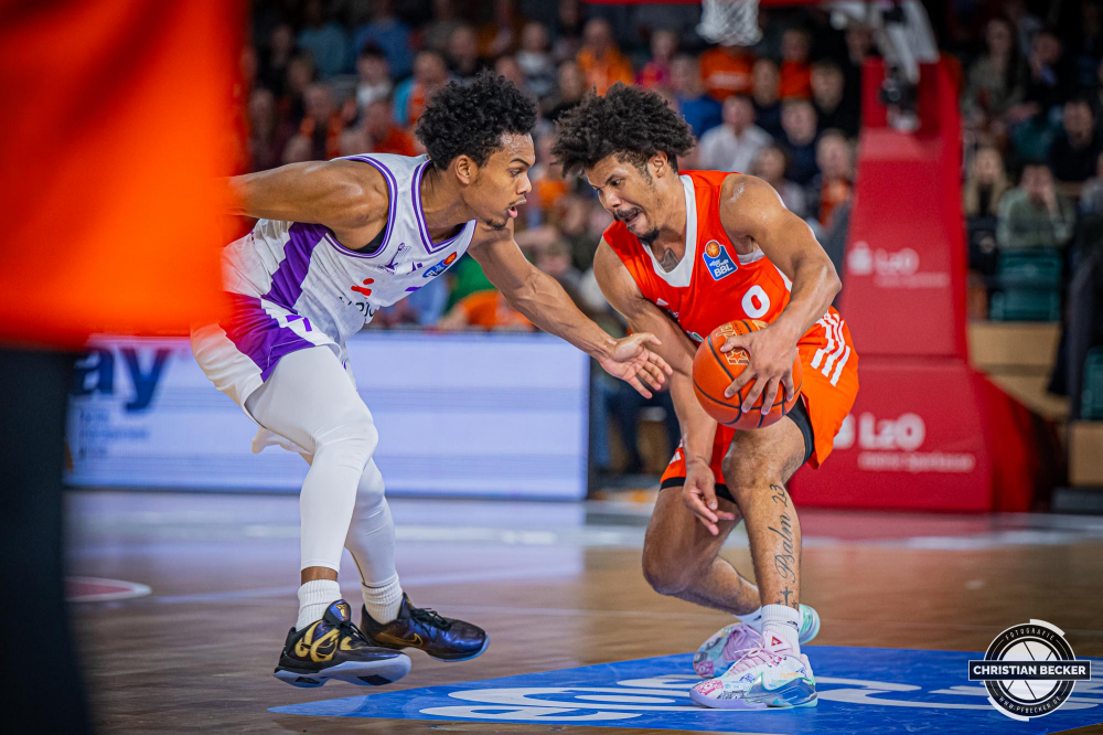 1. Basketball Bundesliga, easyCredit BBL, Saison 2024/2025, Herren, Hauptrunde, 22. Spieltag, 01.03.2025, RASTA Vechta - BG Göttingen
Mike Bothwell (#0 - RASTA Vechta) in Aktion gegen Tra Holder (#7 - BG Göttingen)
Schlüsselwörter: 01.03.2025;1. Bundesliga;22. Spieltag;BBL;BG;Basketball;Göttingen;Hauptrunde;Liga;RASTA;RASTA Dome;Saison 2024/2025;Vechta;easycredit