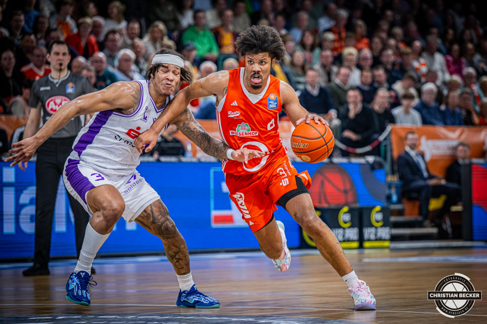 1. Basketball Bundesliga, easyCredit BBL, Saison 2024/2025, Herren, Hauptrunde, 22. Spieltag, 01.03.2025, RASTA Vechta - BG Göttingen
Mike Bothwell (#0 - RASTA Vechta) in Aktion gegen Deion Hammond (#3 - BG Göttingen)
Schlüsselwörter: 01.03.2025;1. Bundesliga;22. Spieltag;BBL;BG;Basketball;Göttingen;Hauptrunde;Liga;RASTA;RASTA Dome;Saison 2024/2025;Vechta;easycredit