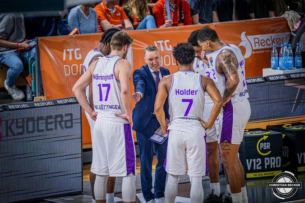 1. Basketball Bundesliga, easyCredit BBL, Saison 2024/2025, Herren, Hauptrunde, 22. Spieltag, 01.03.2025, RASTA Vechta - BG Göttingen
Das Team der BG Göttingen während der Partie
Schlüsselwörter: 01.03.2025;1. Bundesliga;22. Spieltag;BBL;BG;Basketball;Göttingen;Hauptrunde;Liga;RASTA;RASTA Dome;Saison 2024/2025;Vechta;easycredit