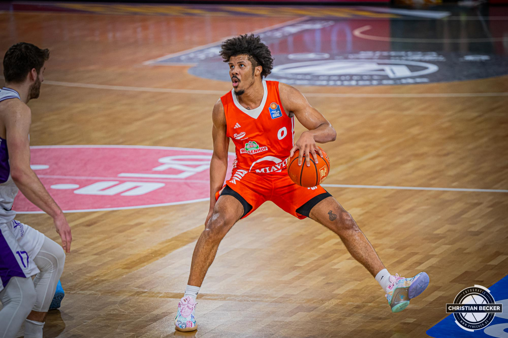 1. Basketball Bundesliga, easyCredit BBL, Saison 2024/2025, Herren, Hauptrunde, 22. Spieltag, 01.03.2025, RASTA Vechta - BG Göttingen
Mike Bothwell (#0 - RASTA Vechta) in Aktion
Schlüsselwörter: 01.03.2025;1. Bundesliga;22. Spieltag;BBL;BG;Basketball;Göttingen;Hauptrunde;Liga;RASTA;RASTA Dome;Saison 2024/2025;Vechta;easycredit