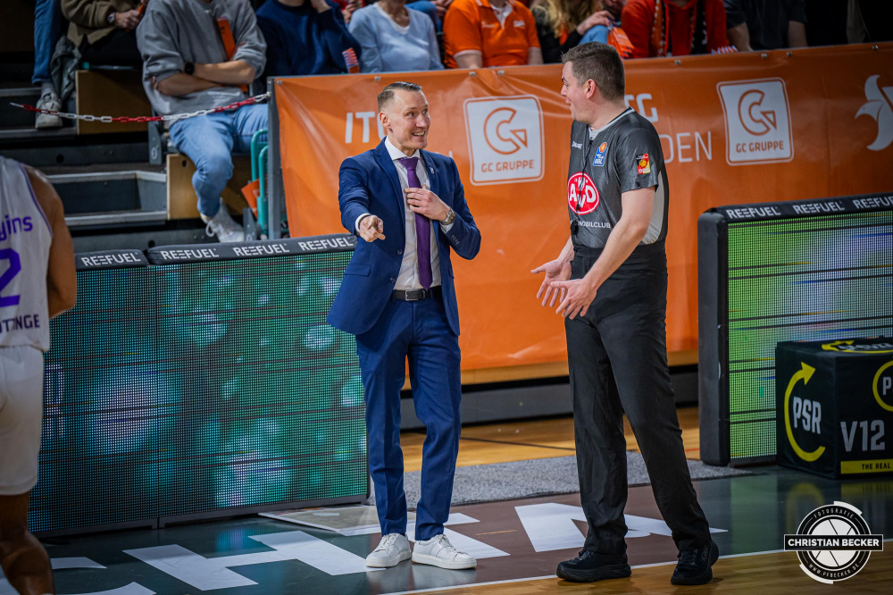 1. Basketball Bundesliga, easyCredit BBL, Saison 2024/2025, Herren, Hauptrunde, 22. Spieltag, 01.03.2025, RASTA Vechta - BG Göttingen
Mikko Riipinen (Headcoach BG Göttingen) im Gespräch mit dem Schiedsrichter
Schlüsselwörter: 01.03.2025;1. Bundesliga;22. Spieltag;BBL;BG;Basketball;Göttingen;Hauptrunde;Liga;RASTA;RASTA Dome;Saison 2024/2025;Vechta;easycredit
