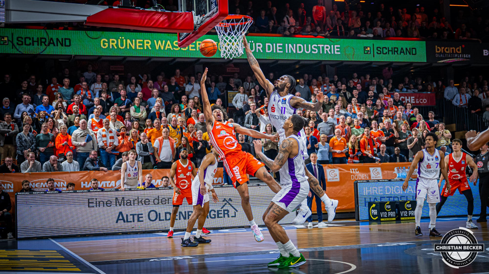 1. Basketball Bundesliga, easyCredit BBL, Saison 2024/2025, Herren, Hauptrunde, 22. Spieltag, 01.03.2025, RASTA Vechta - BG Göttingen
Mike Bothwell (#0 - RASTA Vechta) beim Korbleger
Schlüsselwörter: 01.03.2025;1. Bundesliga;22. Spieltag;BBL;BG;Basketball;Göttingen;Hauptrunde;Liga;RASTA;RASTA Dome;Saison 2024/2025;Vechta;easycredit