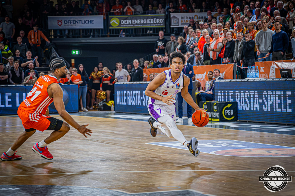 1. Basketball Bundesliga, easyCredit BBL, Saison 2024/2025, Herren, Hauptrunde, 22. Spieltag, 01.03.2025, RASTA Vechta - BG Göttingen
Tra Holder (#7 - BG Göttingen) in Aktion
Schlüsselwörter: 01.03.2025;1. Bundesliga;22. Spieltag;BBL;BG;Basketball;Göttingen;Hauptrunde;Liga;RASTA;RASTA Dome;Saison 2024/2025;Vechta;easycredit