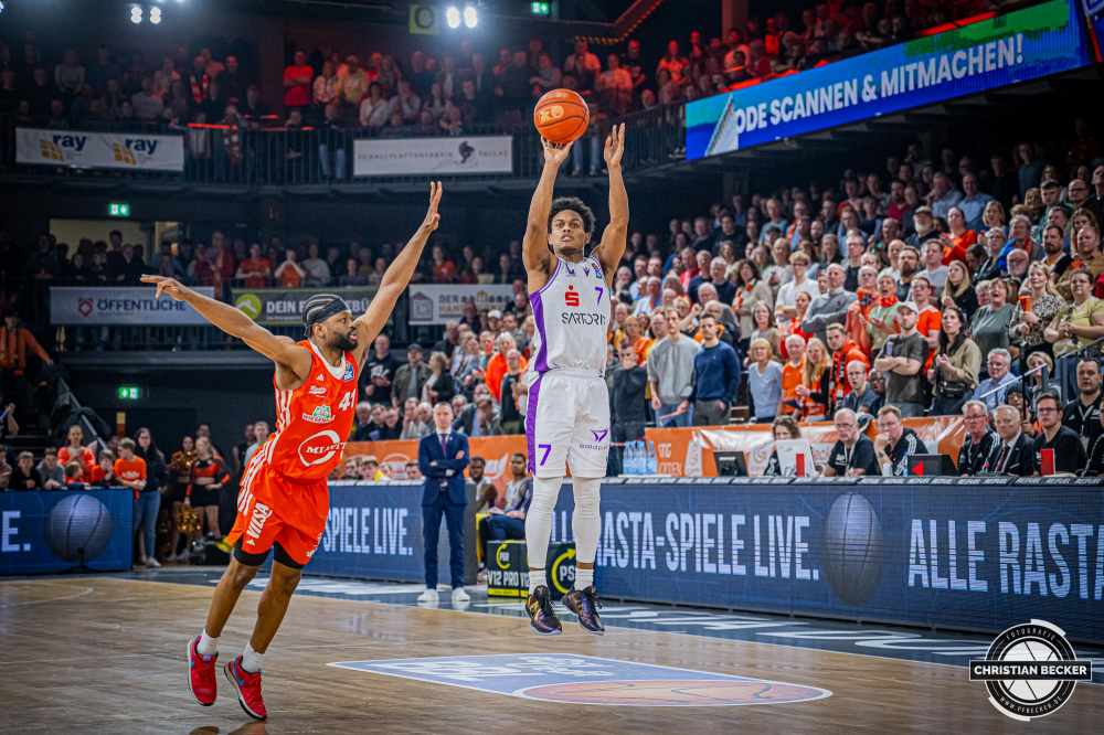 1. Basketball Bundesliga, easyCredit BBL, Saison 2024/2025, Herren, Hauptrunde, 22. Spieltag, 01.03.2025, RASTA Vechta - BG Göttingen
Tra Holder (#7 - BG Göttingen) beim Jumpshot
Schlüsselwörter: 01.03.2025;1. Bundesliga;22. Spieltag;BBL;BG;Basketball;Göttingen;Hauptrunde;Liga;RASTA;RASTA Dome;Saison 2024/2025;Vechta;easycredit