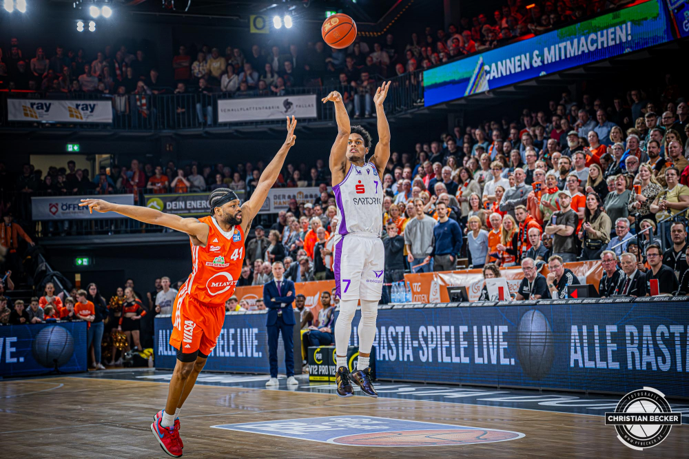 1. Basketball Bundesliga, easyCredit BBL, Saison 2024/2025, Herren, Hauptrunde, 22. Spieltag, 01.03.2025, RASTA Vechta - BG Göttingen
Tra Holder (#7 - BG Göttingen) beim Jumpshot
Schlüsselwörter: 01.03.2025;1. Bundesliga;22. Spieltag;BBL;BG;Basketball;Göttingen;Hauptrunde;Liga;RASTA;RASTA Dome;Saison 2024/2025;Vechta;easycredit