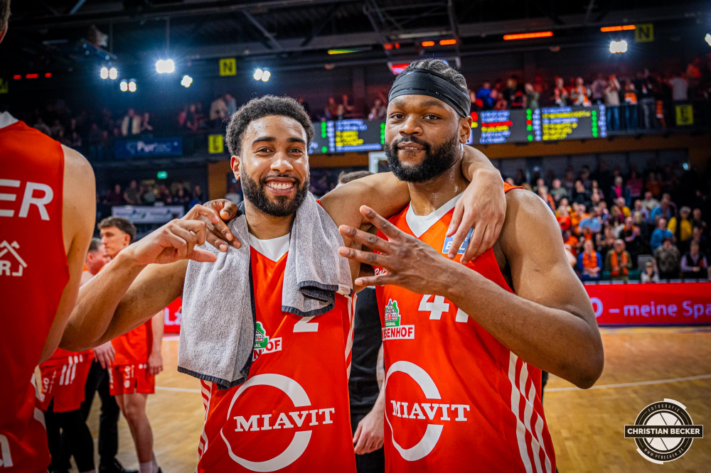 1. Basketball Bundesliga, easyCredit BBL, Saison 2024/2025, Herren, Hauptrunde, 22. Spieltag, 01.03.2025, RASTA Vechta - BG Göttingen
Yasiin Joseph (#2 - RASTA Vechta) und Lloyd Pandi (#41 - RASTA Vechta) nach der Partie
Schlüsselwörter: 01.03.2025;1. Bundesliga;22. Spieltag;BBL;BG;Basketball;Göttingen;Hauptrunde;Liga;RASTA;RASTA Dome;Saison 2024/2025;Vechta;easycredit