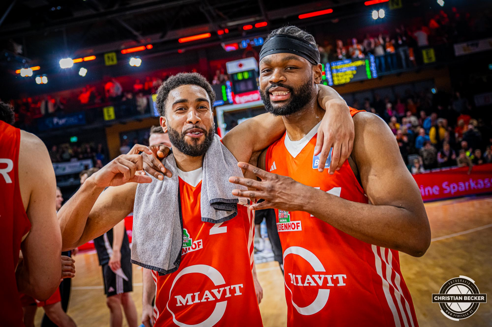 1. Basketball Bundesliga, easyCredit BBL, Saison 2024/2025, Herren, Hauptrunde, 22. Spieltag, 01.03.2025, RASTA Vechta - BG Göttingen
Yasiin Joseph (#2 - RASTA Vechta) und Lloyd Pandi (#41 - RASTA Vechta) nach der Partie
Schlüsselwörter: 01.03.2025;1. Bundesliga;22. Spieltag;BBL;BG;Basketball;Göttingen;Hauptrunde;Liga;RASTA;RASTA Dome;Saison 2024/2025;Vechta;easycredit