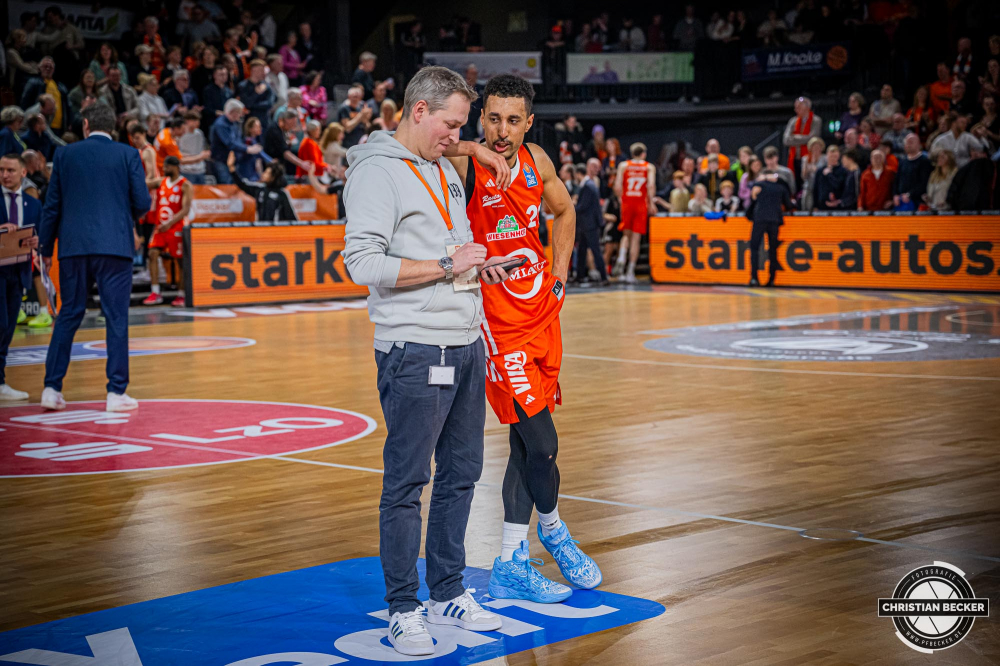 1. Basketball Bundesliga, easyCredit BBL, Saison 2024/2025, Herren, Hauptrunde, 22. Spieltag, 01.03.2025, RASTA Vechta - BG Göttingen
Joel Aminu (#21 - RASTA Vechta) im Gespräch mit Jörn Bente (PR-Manager - RASTA Vechta) nach der Partie
Schlüsselwörter: 01.03.2025;1. Bundesliga;22. Spieltag;BBL;BG;Basketball;Göttingen;Hauptrunde;Liga;RASTA;RASTA Dome;Saison 2024/2025;Vechta;easycredit