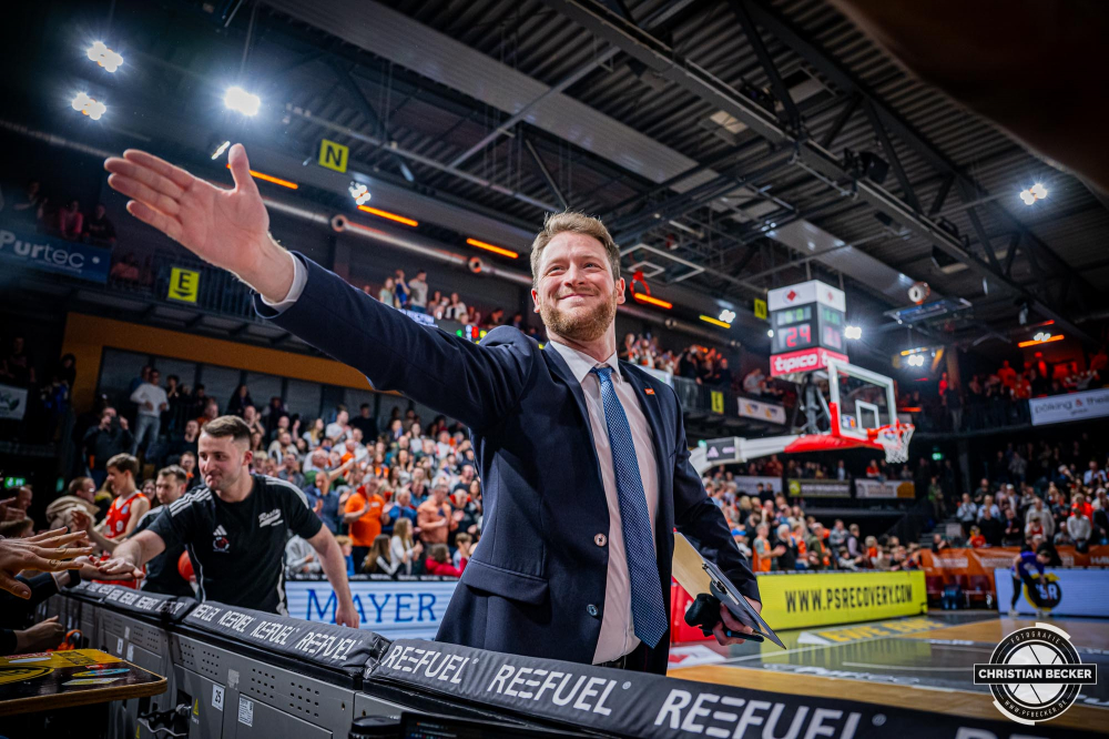 1. Basketball Bundesliga, easyCredit BBL, Saison 2024/2025, Herren, Hauptrunde, 22. Spieltag, 01.03.2025, RASTA Vechta - BG Göttingen
Marius Graf (Assistent Coach - RASTA Vechta) nach der Partie
Schlüsselwörter: 01.03.2025;1. Bundesliga;22. Spieltag;BBL;BG;Basketball;Göttingen;Hauptrunde;Liga;RASTA;RASTA Dome;Saison 2024/2025;Vechta;easycredit