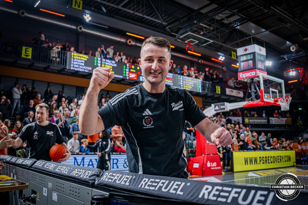 1. Basketball Bundesliga, easyCredit BBL, Saison 2024/2025, Herren, Hauptrunde, 22. Spieltag, 01.03.2025, RASTA Vechta - BG Göttingen
Hendrik Rahe (Physiotherapeut - RASTA Vechta) nach der Partie
Schlüsselwörter: 01.03.2025;1. Bundesliga;22. Spieltag;BBL;BG;Basketball;Göttingen;Hauptrunde;Liga;RASTA;RASTA Dome;Saison 2024/2025;Vechta;easycredit