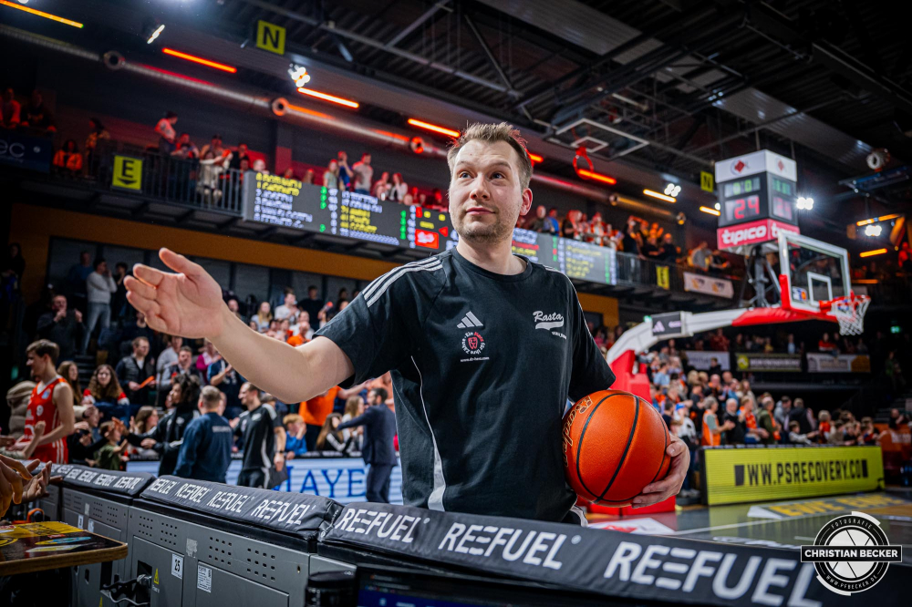 1. Basketball Bundesliga, easyCredit BBL, Saison 2024/2025, Herren, Hauptrunde, 22. Spieltag, 01.03.2025, RASTA Vechta - BG Göttingen
Sebastian Südkamp (Teambetreuer - RASTA Vechta) nach der Partie
Schlüsselwörter: 01.03.2025;1. Bundesliga;22. Spieltag;BBL;BG;Basketball;Göttingen;Hauptrunde;Liga;RASTA;RASTA Dome;Saison 2024/2025;Vechta;easycredit