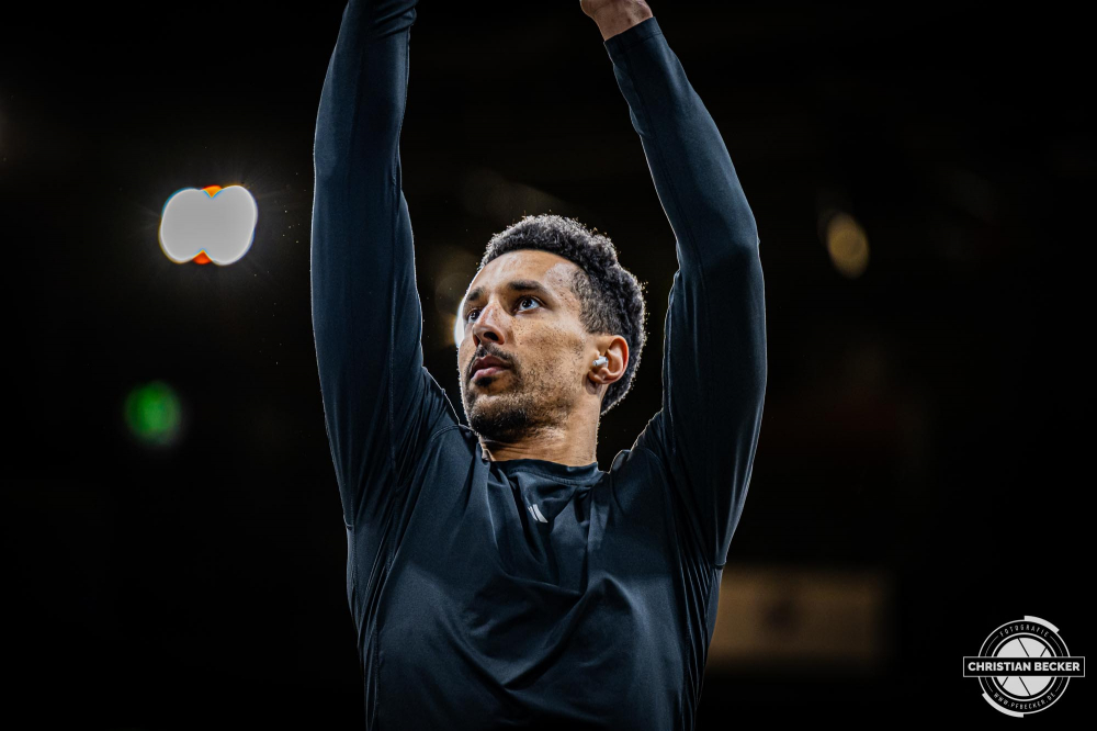 1. Basketball Bundesliga, easyCredit BBL, Saison 2024/2025, Herren, Hauptrunde, 24. Spieltag, 14.03.2025, RASTA Vechta - ratiopharm Ulm
Joel Aminu (#21 - RASTA Vechta) vor der Partie
Schlüsselwörter: 1. Bundesliga;14.03.2025;24. Spieltag;BBL;Basketball;Hauptrunde;Liga;RASTA;RASTA Dome;Saison 2024/2025;Ulm;Vechta;easycredit;ratiopharm