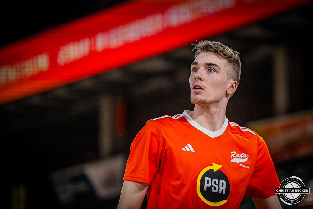 1. Basketball Bundesliga, easyCredit BBL, Saison 2024/2025, Herren, Hauptrunde, 24. Spieltag, 14.03.2025, RASTA Vechta - ratiopharm Ulm
Johann Gr&uuml;nloh (#17 - RASTA Vechta) vor der Partie
Schlüsselwörter: 1. Bundesliga;14.03.2025;24. Spieltag;BBL;Basketball;Hauptrunde;Liga;RASTA;RASTA Dome;Saison 2024/2025;Ulm;Vechta;easycredit;ratiopharm