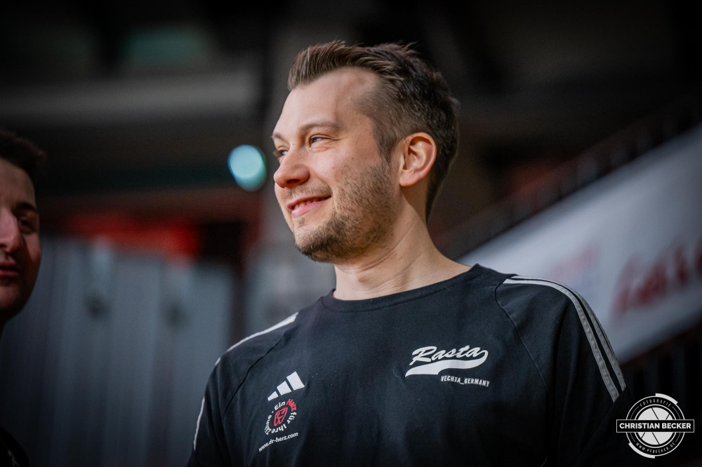 1. Basketball Bundesliga, easyCredit BBL, Saison 2024/2025, Herren, Hauptrunde, 24. Spieltag, 14.03.2025, RASTA Vechta - ratiopharm Ulm
Sebastian S&uuml;dkamp (Teambetreuer - RASTA Vechta) vor der Partie
Schlüsselwörter: 1. Bundesliga;14.03.2025;24. Spieltag;BBL;Basketball;Hauptrunde;Liga;RASTA;RASTA Dome;Saison 2024/2025;Ulm;Vechta;easycredit;ratiopharm