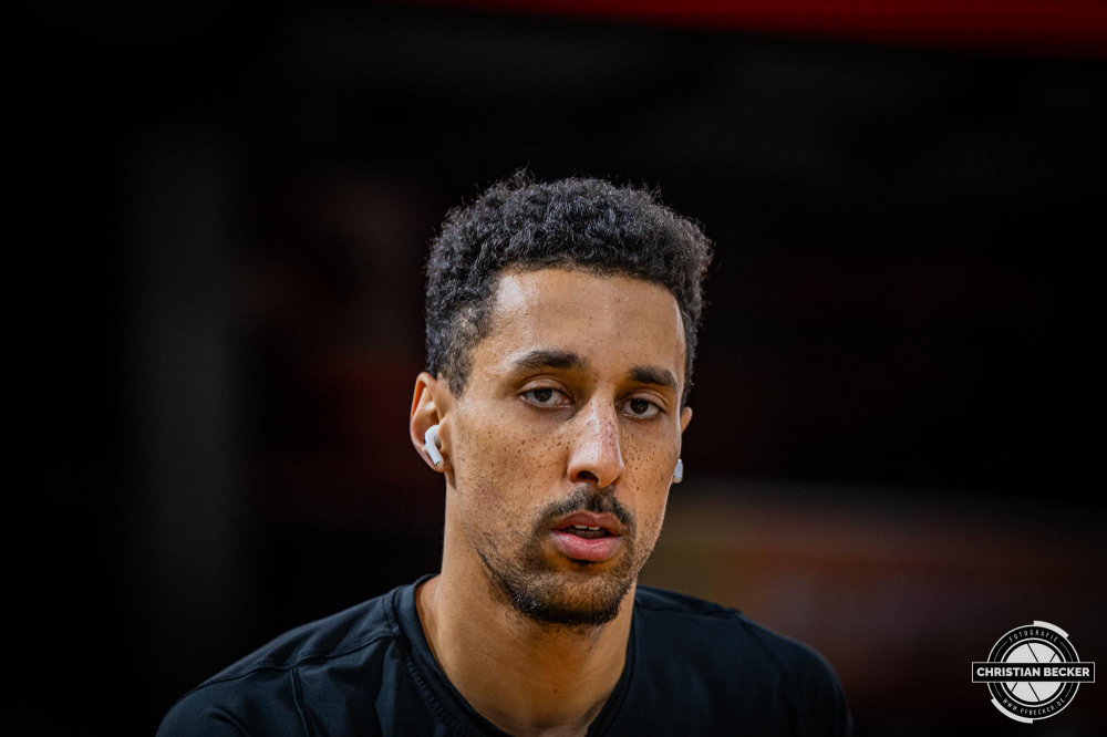 1. Basketball Bundesliga, easyCredit BBL, Saison 2024/2025, Herren, Hauptrunde, 24. Spieltag, 14.03.2025, RASTA Vechta - ratiopharm Ulm
Joel Aminu (#21 - RASTA Vechta) vor der Partie
Schlüsselwörter: 1. Bundesliga;14.03.2025;24. Spieltag;BBL;Basketball;Hauptrunde;Liga;RASTA;RASTA Dome;Saison 2024/2025;Ulm;Vechta;easycredit;ratiopharm