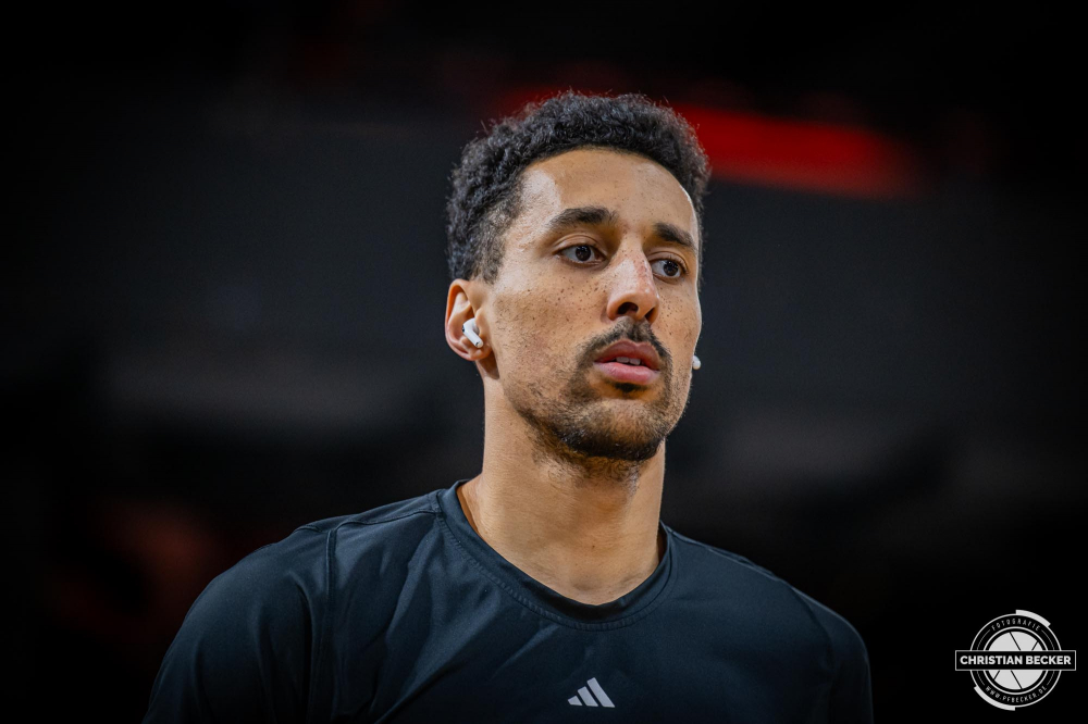 1. Basketball Bundesliga, easyCredit BBL, Saison 2024/2025, Herren, Hauptrunde, 24. Spieltag, 14.03.2025, RASTA Vechta - ratiopharm Ulm
Joel Aminu (#21 - RASTA Vechta) vor der Partie
Schlüsselwörter: 1. Bundesliga;14.03.2025;24. Spieltag;BBL;Basketball;Hauptrunde;Liga;RASTA;RASTA Dome;Saison 2024/2025;Ulm;Vechta;easycredit;ratiopharm