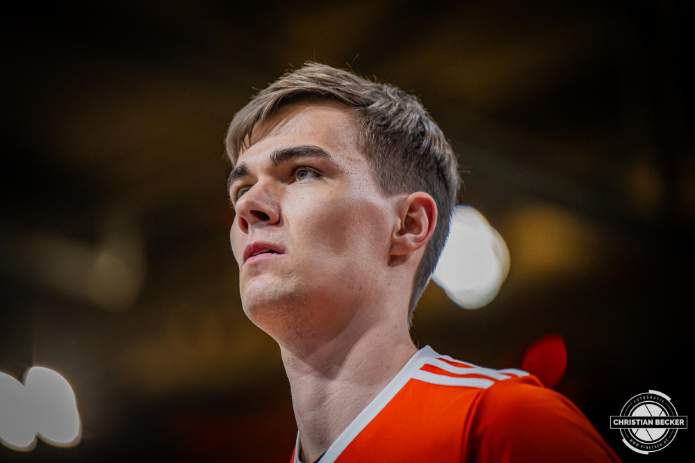 1. Basketball Bundesliga, easyCredit BBL, Saison 2024/2025, Herren, Hauptrunde, 24. Spieltag, 14.03.2025, RASTA Vechta - ratiopharm Ulm
Joschka Ferner (#9 - RASTA Vechta) vor der Partie
Schlüsselwörter: 1. Bundesliga;14.03.2025;24. Spieltag;BBL;Basketball;Hauptrunde;Liga;RASTA;RASTA Dome;Saison 2024/2025;Ulm;Vechta;easycredit;ratiopharm