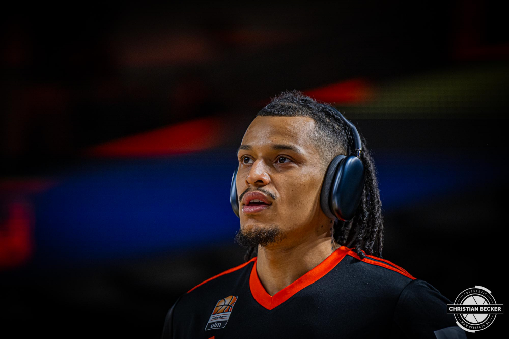 1. Basketball Bundesliga, easyCredit BBL, Saison 2024/2025, Herren, Hauptrunde, 24. Spieltag, 14.03.2025, RASTA Vechta - ratiopharm Ulm
Nelson Weidemann (#0 - ratiopharm Ulm) vor der Partie
Schlüsselwörter: 1. Bundesliga;14.03.2025;24. Spieltag;BBL;Basketball;Hauptrunde;Liga;RASTA;RASTA Dome;Saison 2024/2025;Ulm;Vechta;easycredit;ratiopharm