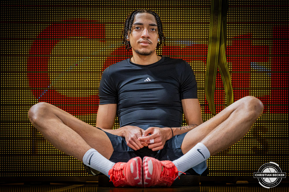 1. Basketball Bundesliga, easyCredit BBL, Saison 2024/2025, Herren, Hauptrunde, 24. Spieltag, 14.03.2025, RASTA Vechta - ratiopharm Ulm
Noa Essengue (#12 - ratiopharm Ulm) vor der Partie
Schlüsselwörter: 1. Bundesliga;14.03.2025;24. Spieltag;BBL;Basketball;Hauptrunde;Liga;RASTA;RASTA Dome;Saison 2024/2025;Ulm;Vechta;easycredit;ratiopharm