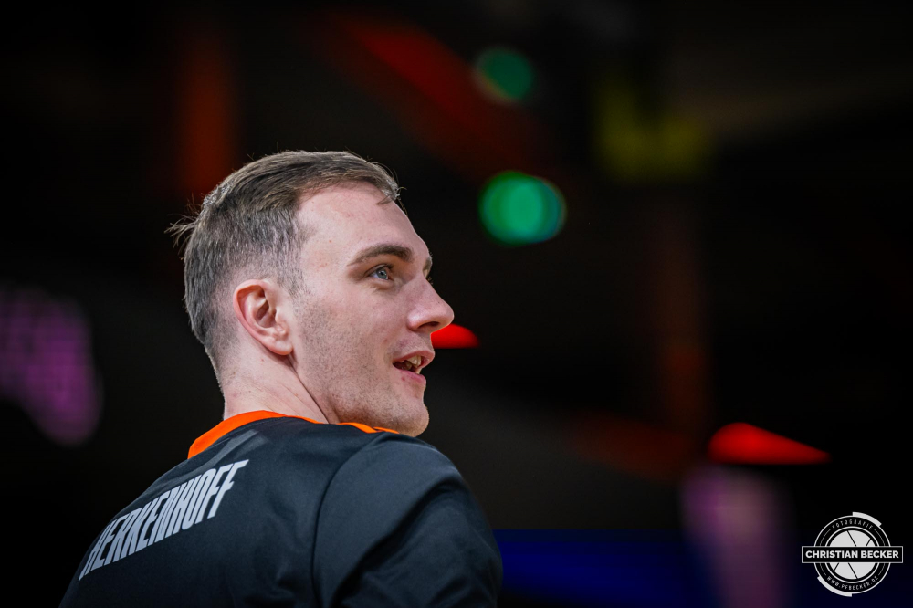 1. Basketball Bundesliga, easyCredit BBL, Saison 2024/2025, Herren, Hauptrunde, 24. Spieltag, 14.03.2025, RASTA Vechta - ratiopharm Ulm
Philipp Herkenhoff (#14 - ratiopharm Ulm) vor der Partie
Schlüsselwörter: 1. Bundesliga;14.03.2025;24. Spieltag;BBL;Basketball;Hauptrunde;Liga;RASTA;RASTA Dome;Saison 2024/2025;Ulm;Vechta;easycredit;ratiopharm