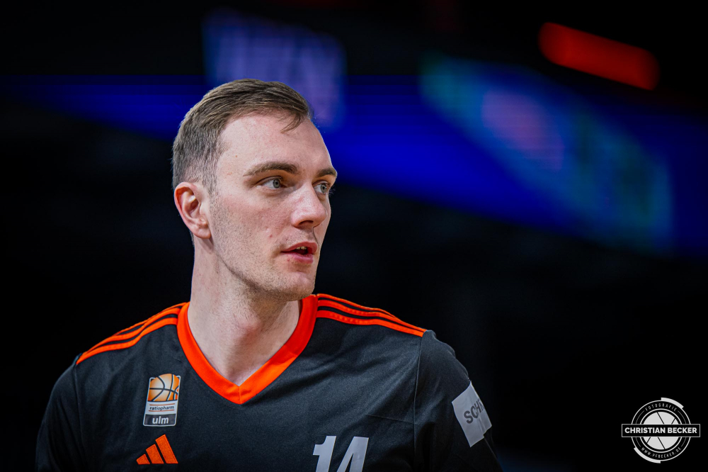 1. Basketball Bundesliga, easyCredit BBL, Saison 2024/2025, Herren, Hauptrunde, 24. Spieltag, 14.03.2025, RASTA Vechta - ratiopharm Ulm
Philipp Herkenhoff (#14 - ratiopharm Ulm) vor der Partie
Schlüsselwörter: 1. Bundesliga;14.03.2025;24. Spieltag;BBL;Basketball;Hauptrunde;Liga;RASTA;RASTA Dome;Saison 2024/2025;Ulm;Vechta;easycredit;ratiopharm