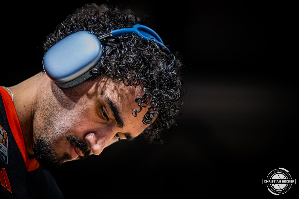 1. Basketball Bundesliga, easyCredit BBL, Saison 2024/2025, Herren, Hauptrunde, 24. Spieltag, 14.03.2025, RASTA Vechta - ratiopharm Ulm
Marcio Santos (#3 - ratiopharm Ulm) vor der Partie
Schlüsselwörter: 1. Bundesliga;14.03.2025;24. Spieltag;BBL;Basketball;Hauptrunde;Liga;RASTA;RASTA Dome;Saison 2024/2025;Ulm;Vechta;easycredit;ratiopharm