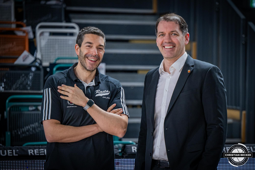 1. Basketball Bundesliga, easyCredit BBL, Saison 2024/2025, Herren, Hauptrunde, 24. Spieltag, 14.03.2025, RASTA Vechta - ratiopharm Ulm
Ty Harrelson (Headcoach ratiopharm Ulm) und Miguel Zapata (Assistent Coach - RASTA Vechta) im Gespr&auml;ch
Schlüsselwörter: 1. Bundesliga;14.03.2025;24. Spieltag;BBL;Basketball;Hauptrunde;Liga;RASTA;RASTA Dome;Saison 2024/2025;Ulm;Vechta;easycredit;ratiopharm